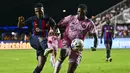 Usai gol kedua, Barcelona terus tampil dominan hingga akhirnya tercipta gol ketiga melalui Ansu Fati. Ia berhasil memanfaatkan umpan terobosan Raphinha melalui sebuah tembakan fisrt time yang lagi-lagi gagal diantisipasi Nick Marsman. (AFP/Chandan Khanna)