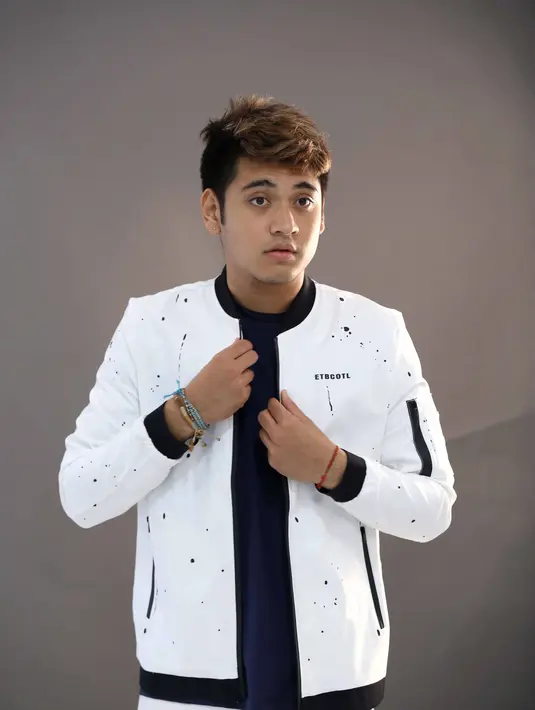 "Awalnya gue nggak suka sama cewek-cewek Asia, ternyata cewek Asia punya daya tarik sendiri. Kecocokan sih yang pasti," ungkap Giorgino Abraham, di sela-sela pemotretan promosi sinetron terbarunya, di Ciputat, Sabtu (28/1). (Nurwahyunan/Bintang.com)