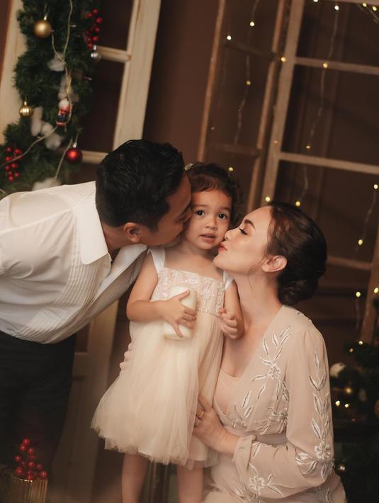 Kekompakan keluarga selebriti ini yang jarang tersorot pun langsung mencuri perhatian banyak netizen. Tak sedikit netizen yang gemas dengan ekspresi anak perempuan dari Rianti ini. (Liputan6.com/IG/@riantic)