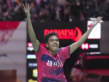 Pebulutangkis Tunggal Putra Indonesia, Chico Aura Dwi Wardoyo meluapkan kegembiraan usai mengalahkan Angus Ng Ka Long dari Hong Kong pada pertandingan semifinal Indonesia Masters 2023 di Istora Senayan, Jakarta, Jumat (27/1/2023). Chico Aura melangkah ke final Indonesia Masters 2023 usai menang 17-21, 27-25, 22-20 dalam waktu 83 menit. (AP Photo/Tatan Syuflana)