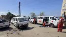Serangan drone Israel ini mengakibatkan kerusakan serius pada sejumlah ambulans penyelamat milik Palang Merah Lebanon. Tampak dalam foto, para sukarelawan Palang Merah Lebanon memeriksa kerusakan pada kendaraan penyelamat mereka di lokasi serangan pesawat tak berawak Israel yang menargetkan markas mereka di kota Tyre, Lebanon Selatan, Senin 13 April 2026. (Kawnat HAJU/AFP)