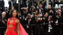 Naomi Campbell mengenakan kostum cut-out berwarna merah. Kostum ini memiliki tambahan cape dan train yang membuatnya terlihat megah dan dramatis. Foto: Instagram.