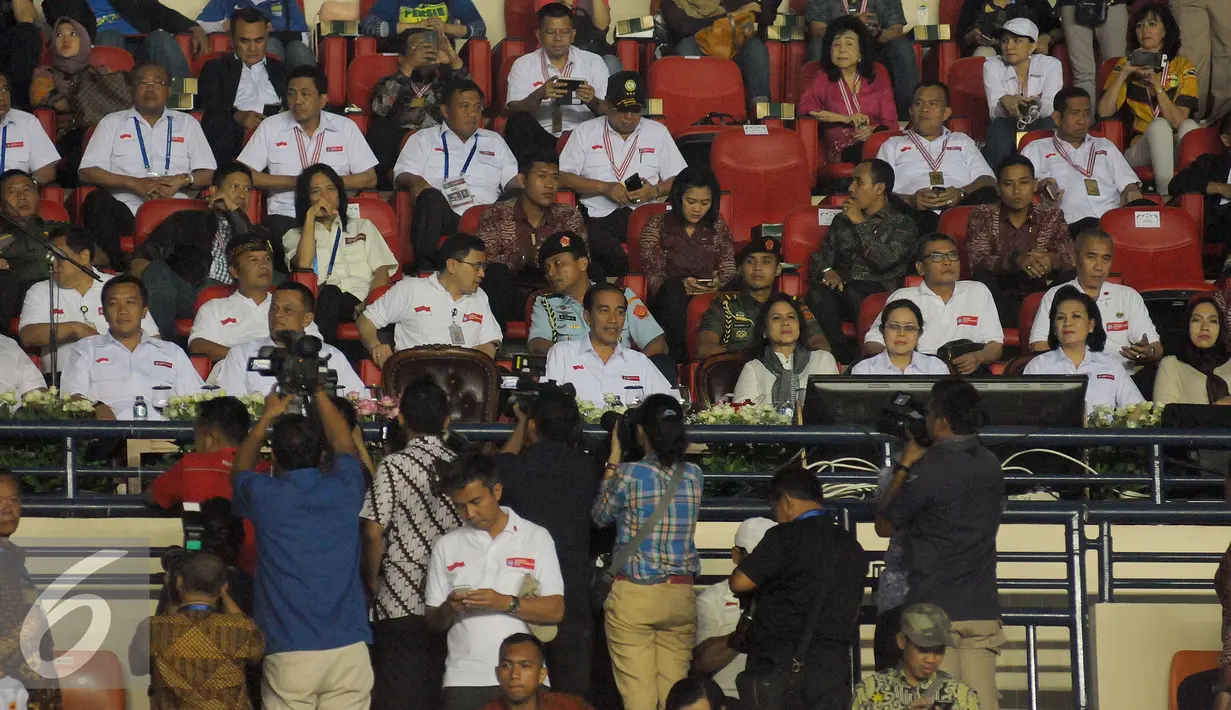 Presiden RI, Joko Widodo (tengah) menyaksikan langsung laga pembuka Turnamen Piala Bhayangkara antara Persib melawan Mitra Kukar di Stadion Si Jalak Harupat, Soreang, Bandung, Kamis (17/3/2016). Laga berakhir imbang 1-1. (Liputan6.com/Helmi Fithriansyah)