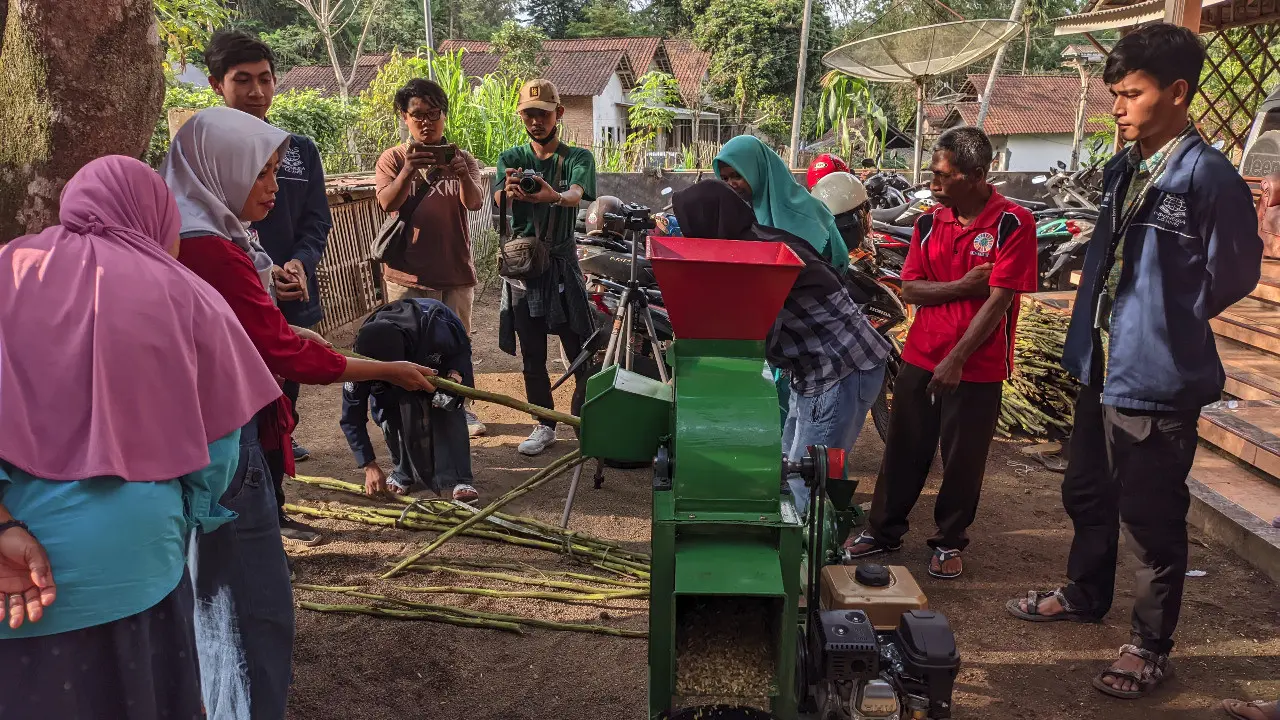 Pelatihan pembuatan pewarna alami dari limbah batang tembakau. (Istimewa)
