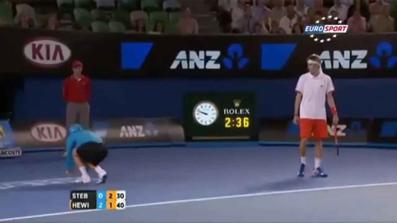 Mengusir Serangga Dari Lapangan Tennis