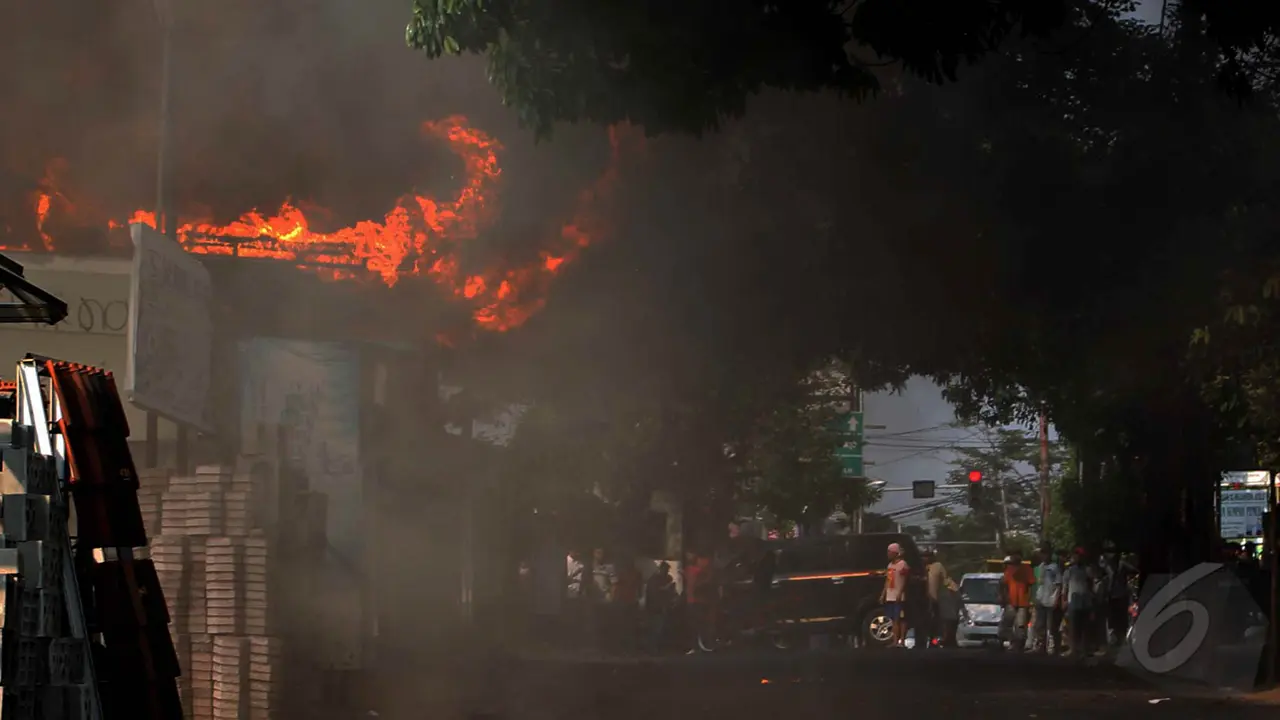 Api Lalap Gudang Toko Bangunan di Grogol