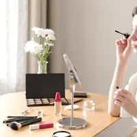 Seorang perempuan sedang bercermin sambil menggunakan make up (Foto Dok: Freepik/freepik).