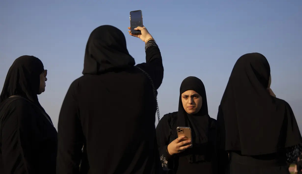 Umat muslim berkumpul melaksanakan salat Idul Adha di sebuah taman kota campuran Yahudi dan Arab, Jaffa, Israel, Jumat (31/7/2020). Ini adalah Idul Adha pertama sejak awal pandemi COVID-19. (AP Photo/Oded Balilty)