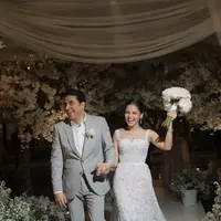 Yunita Siregar sukses tampil memesona dengan ballgown di momen pernikahannya. [@yunitasiregar].