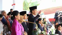 Presiden Jokowi memberi hormat kepada bendera Merah Putih saat Upacara Peringatan Detik-detik Proklamasi 17 Agustus di halaman Istana Merdeka, Jakarta, Senin (17/8/2015). (Liputan6.com/Faizal Fanani)