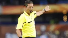 Gaya wasit Belgia Frank De Bleeckere saat menjadi wasit babak 16 besar PD 2010 antara Paraguay dan Jepang di Loftus Versfeld Stadium, Pretoria, 29 Juni 2010.  AFP PHOTO / JUAN MABROMATA