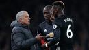 Pelatih Manchester United Jose Mourinho memberi arahan ke pemainnya Paul Pogba saat melawan Arsenal dalam pertandingan Liga Inggris di stadion Emirates, London (2/12). (AP Photo/Kirsty Wigglesworth)