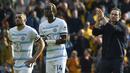 <p>Manajer sementara Chelsea Frank Lampard (kanan) bertepuk tangan pada akhir pertandingan sepak bola Liga Inggris antara Wolverhampton Wanderers dan Chelsea di Stadion Molineux, Wolverhampton, Inggris, Sabtu (8/4/2023). (AP Photo/Rui Vieira)</p>