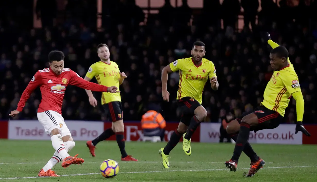 Pemain Manchester United, Jesse Lingard melakukan tendangan ke gawang Watford pada laga pekan ke-14 Premier League 2017-2018 di Vicarage Arena, Selasa (28/11). Manchester United mengatasi perlawanan tim tuan rumah Watford dengan skor 4-2. (AP/Matt Dunham)