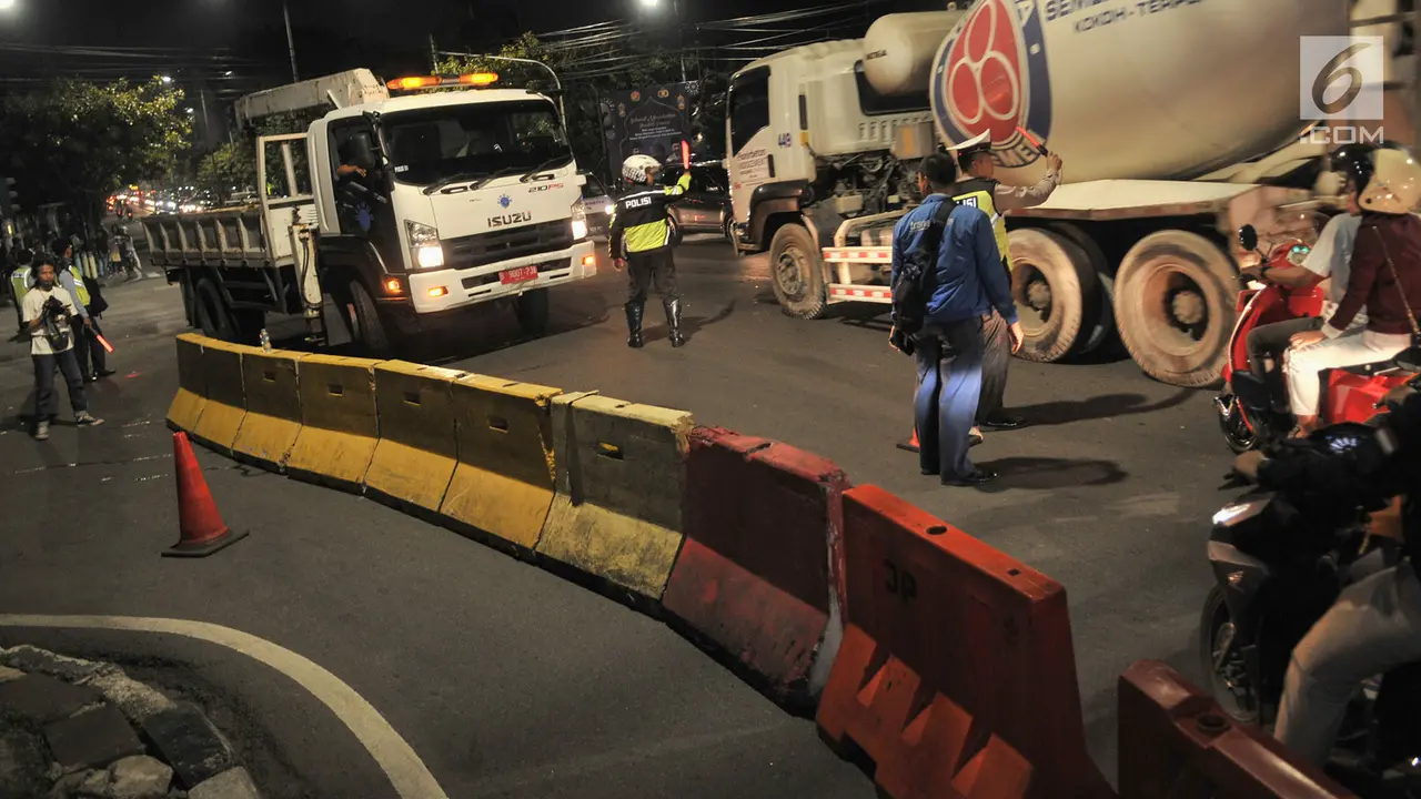Kawat Berduri dan Pembatas Beton Tutup Akses Jalan Menuju Gedung KPU