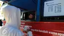 Warga menukarkan uang di mobil layanan penukaran uang receh di Monas, Jakarta, Selasa (30/6/2015). Bank Indonesia bekerjasama dengan 14 bank lainnya membuka loket penukaran uang pecahan kecil sejak 17 Juni-15 Juli 2015. (Liputan6.com/Faizal Fanani)