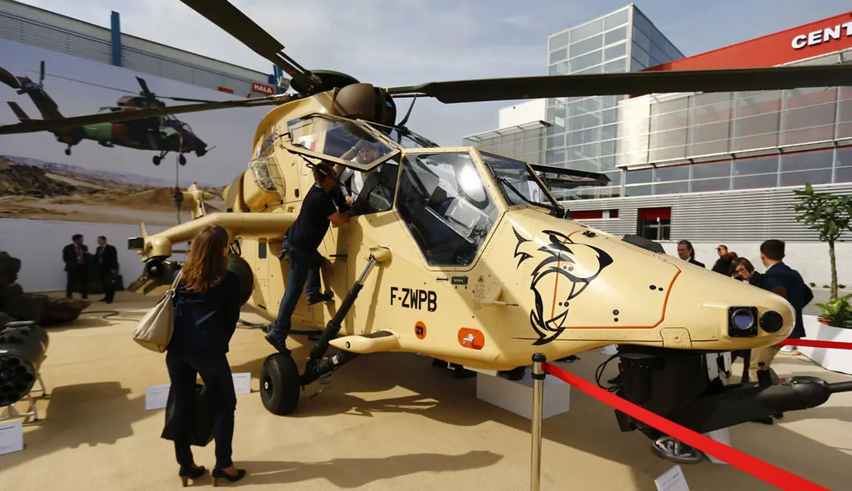 Beberapa orang melihat-lihat helikopter tempur tipe tiger buatan Airbus Helicopters di Kielce, Polandia, (2/9/2014). (REUTERS/Kacper Pempel)