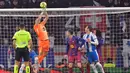 Kemenangan ini membawa Barcelona semakin kokoh di puncak klasemen Liga Spanyol 2025/2026, sekaligus menjauh dari kejaran Real Madrid. Tampak dalam foto, kiper Barcelona asal Spanyol, Joan Garcia melompat untuk melakukan penyelamatan saat pertandingan pekan ke-18 Liga Spanyol 2025/2026 melawan RCD Espanyol di Stadion RCDE, Sabtu 3 Januari 2026 waktu setempat atau Minggu (4/1/2026) dini hari WIB. (MANAURE QUINTERO/AFP)
