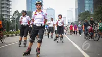 Sejumlah polisi berpatroli dengan memakai sepatu roda di area Car Free Day, di Bundaran HI, Jakarta, Minggu (3/5/2015). Patroli polisi ini dilakukan untuk menjaga ketertiban serta keamanan bagi warga yang berolahraga. (Liputan6.com/Faizal Fanani)