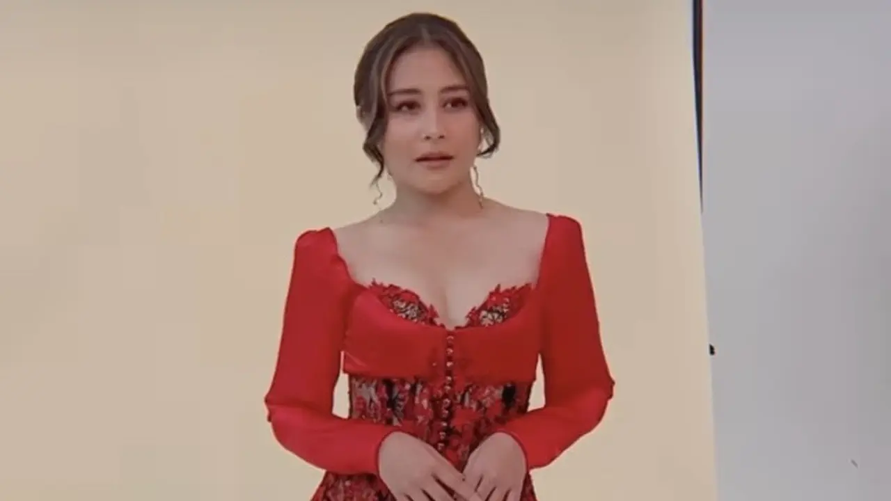 Prilly Latuconsina Kenakan Kebaya Mewar Membara dan Kembali Menjadi Duta Festival Film Indonesia 