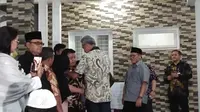 Gubernur Jateng Ganjar Pranowo melayat ke kediaman Kepala Pusdatin BNPB Sutopo Purwo Nugroho. (Liputan6.com/Ady Anugrahadi)