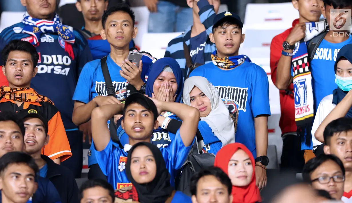 Raut wajah Aremania usai menyaksikan laga Arema FC melawan Persija pada lanjutan Go-Jek Liga 1 Indonesia 2018 bersama Bukalapak di Stadion GBK Jakarta, Sabtu (31/3). Arema FC kalah telak 1-3. (Liputan6.com/Helmi Fithriansyah)