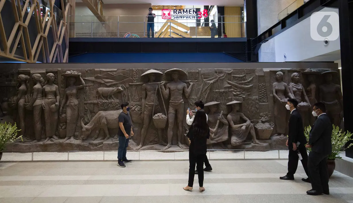 Pengunjung melihat relief peninggalan Bung Karno di pusat perbelanjaan Sarinah di Jakarta, Senin (21/3/2022). Relief bersejarah peninggalan Presiden pertama RI, IR Soekarno tersebut menjadi daya tarik pengunjung saat beroperasi kembalinya Sarinah hari ini. (Liputan6.com/Faizal Fanani)