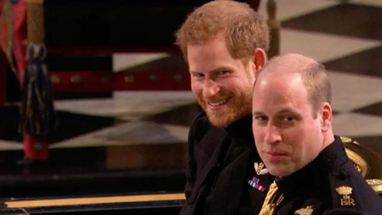 Pangeran Harry (kiri) dan Pangeran William (kanan) duduk di kursi sebelum psosesi pernikahan Pangeran Harry dengan Meghan Markle di Kapel St. George, Kastil Windsor, Inggris, Sabtu (19/5). (UK Pool/Sky News via AP)