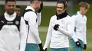 <p>Gelandang Manchester City, Jack Grealish (kiri) berbicara dengan bek Aymeric Laporte saat mengambil bagian dalam sesi latihan di tempat latihan Manchester City di Manchester, barat laut Inggris, pada 25 April 2022. Manchester City akan bertanding melawan Real Madrid pada leg pertama semifinal Liga Champions. (AFP/Oli Scarff)</p>