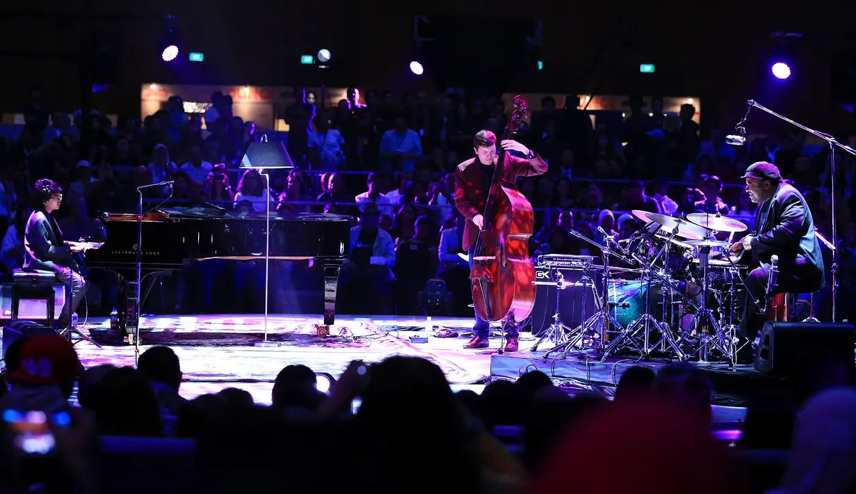 Pada konser bertajuk Joey Alexander Live in Concert itu, Gubernur DKI Jakarta, Basuki Tjahaja Purnama atau akrab disapa Ahok hadir bersama dengan anak dan istrinya. (Adrian Putra/Bintang.com)