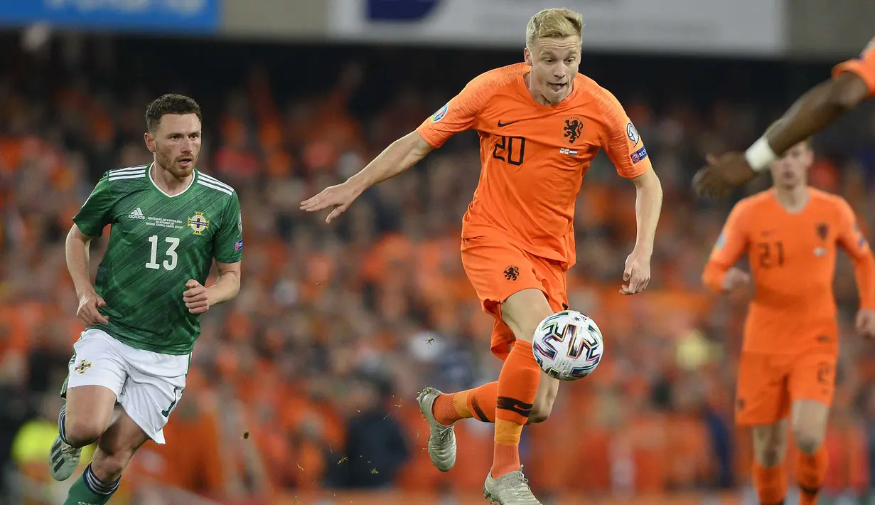 Gelandang Belanda, Donny Van de Beek, mengontrol bola saat melawan Irlandia Utara pada laga Kualifikasi Piala Eropa 2020 di Windsor Park, Belfast, Sabtu (16/11). Kedua negara bermain imbang 0-0. (AFP/Mark Marlow)