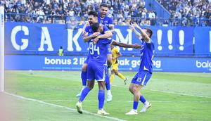 Selebrasi para pemain Persib Bandung setelah Ulliam Baros membobol gawang Semen Padang pada laga perdana BRI Super League 2025/2026 di Stadion Gelora Bandung Lautan Api, Bandung, Sabtu (9/8/2025) sore WIB. (Bola.com/Dok. Vidio Sports)