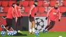 Para pemain Barcelona menikmati latihan jelang digelarnya laga lanjutan Grup B Liga Champions kontra PSV Eindhoven, Rabu (28/11). Dalam laga kali ini Luis Suarez diragukan tampil karena cedera. (AFP/Emmanuel Dunand)