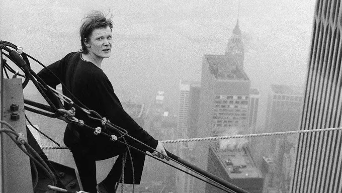 Philippe Petit melakukan aksi gila dengan menyeberangi 2 menara pencakar langit World Trade Center (WTC) hanya menggunakan tali (AP)