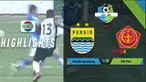 I Made Wirawan berhasil menanahan tendangan roket yang dilepaskan Manahati Lestusen saat Persib bermain imbang melawan PS Tira 1-1, Senin (26/3/2018).