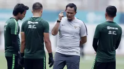 Pelatih kiper Timnas Indonesia, Kurnia Sandy, memberikan arahan kepada anak asuhnya saat sesi latihan di Stadion Wibawa Mukti, Jawa Barat, Minggu (4/11). Latihan ini merupakan persiapan jelang Piala AFF 2018. (Bola.com/M Iqbal Ichsan)