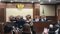 Majelis hakim Pengadilan Tipikor Jakarta Pusat membuka persidangan kasus mantan Jampidsus Febrie Adriansyah dengan penandatanganan pakta integritas. (Liputan6.com/Dimas Ramadhan Wicaksana)