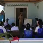 Foto: Guru dan pelajar SMP Negeri 6 Kota Kupang sedang melakukan pembelajaran tatap muka (Liputan6.com/Ola Keda)