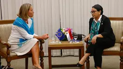 Menlu RI, Retno Marsudi (kanan) berdialog dengan Kepala Kebijakan Luar Negeri Uni Eropa Federica Mogherini saat menghadiri Pertemuan Menteri Luar Negeri Aseav ke-7 di Manila, Filipina (7/8). (AFP Photo/Pool/Rolex Dela Pena)