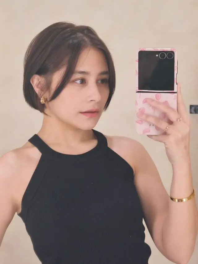 Gaya rambut pendek terbaru Prilly Latuconsina di Bulan Ramadan tampilannya dengan fresh. [@prillylatuconsina96]