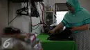 Pekerja menyetrika pakaian konsumen yang menggunakan jasa pencucian pakaian (laundry) di Jakarta, Selasa (12/7). Usaha pencucian pakaian mengalami peningkatan omset hingga 20% dibanding hari biasa setelah libur lebaran. (Liputan6.com/Faizal Fanani)
