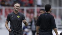 Pelatih Ceres-Negros, Risto Vidakovic, saat melawan Persija Jakarta pada laga Piala AFC 2019 di SUGBK, Jakarta, Selasa (23/4). Persija takluk 2-3 dari Ceres-Negros. (Bola.com/M Iqbal Ichsan)