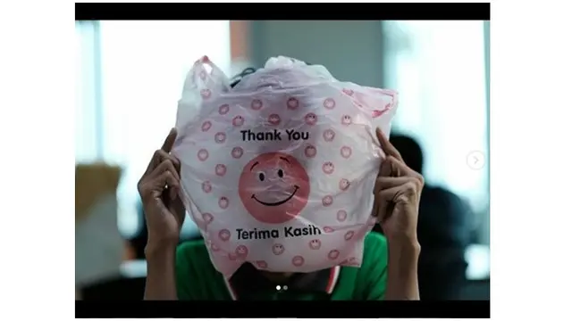 Foto Orang Tirukan Kampanye Lupain Plastik Ala Pevita Pearce Ini Bikin Senyum Geli
