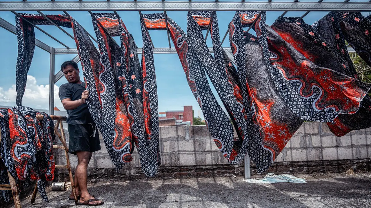 Melihat Proses Pembuatan Kain Batik Tradisional