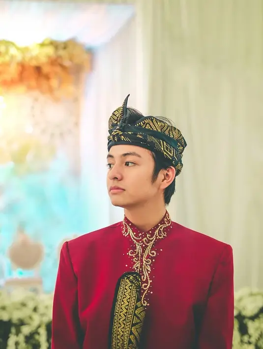 Walaupun masih berusia 19 tahun, Angga Yunanda sudah sukses di dunia hiburan tanah air. Tak sedikit yang menganggumi visual artis muda ini. Terlebih lagi ketika menggunakan baju adat berwarna merah yang ia unggah di Instagram miliknya. (Sumber: IG/@anggayunandareal16)