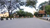 Jalanan di Kota Kendari yang sepi, usai instruksi pembatasan keluar rumah oleh walikota kendari untuk mengantisipasi penyebaran Corona Covid-19, Jumat (10/4/2020).(Liputan6.com/Ahmad Akbar Fua)