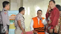Ekspresi Fahmi Darmawansyah usai menjalani pemeriksaan di Gedung KPK, Jakarta, Jumat (23/12). Terakhir, Fahmi dipanggil KPK pada 22 Desember sebagai saksi. Namun, dia tidak memenuhi panggilan tersebut. (Liputan6.com/Helmi Affandi)