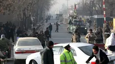 Personel keamanan Afghanistan berdiri di dekat lokasi serangan bunuh diri di Kabul, Afghanistan (25/12). Seorang pelaku bom bunuh diri meledakkan dirinya di dekat sebuah kompleks milik agen intelijen Afghanistan. (AP Photo / Rahmat Gul)