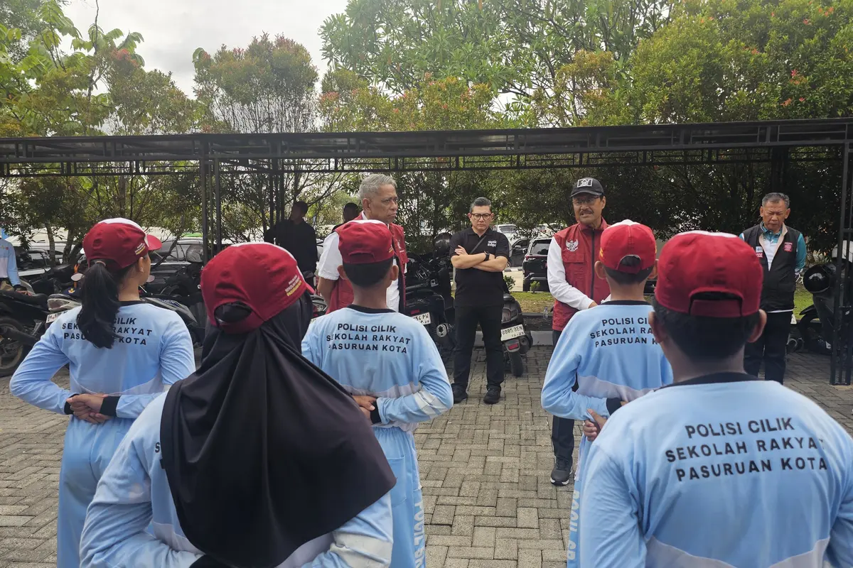Menteri Sosial, Saifullah Yusuf saat melihat langsung siswa Sekolah Rakyat mengikuti pelatihan di