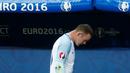 Kesedihan striker Inggris, Wayne Rooney, setelah kalah dari Islandia pada babak 16 besar Piala Eropa 2016 di Stade de Nice, Nice, Selasa (28/6/2016) dini hari WIB. (Reuters/Kai Pfaffenbach)